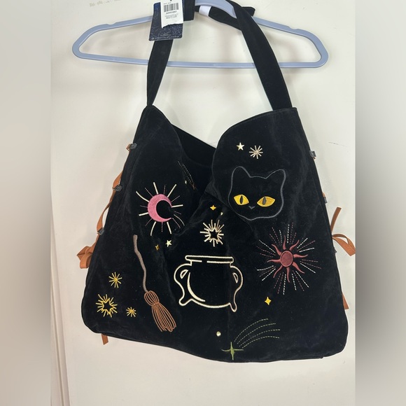 Her Universe Disney Hocus Pocus Black Icons Velvet Embroidered Crossbody Bag NWT - Picture 10 of 16